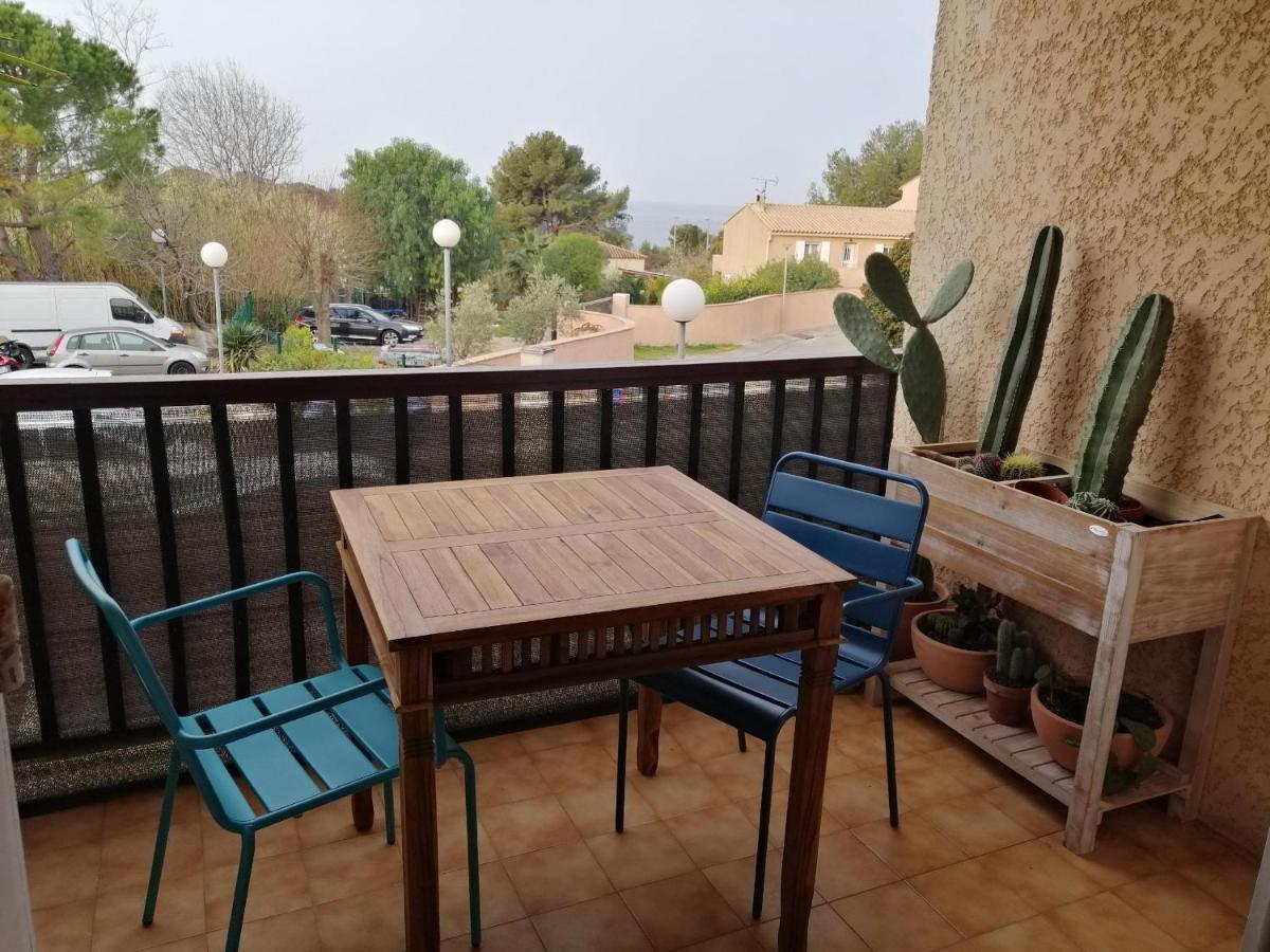 Sanary Les Gorguettes, Studio Avec Terrasse Vue Mer, A 10 Min A Pieds De La Plage Luaran gambar