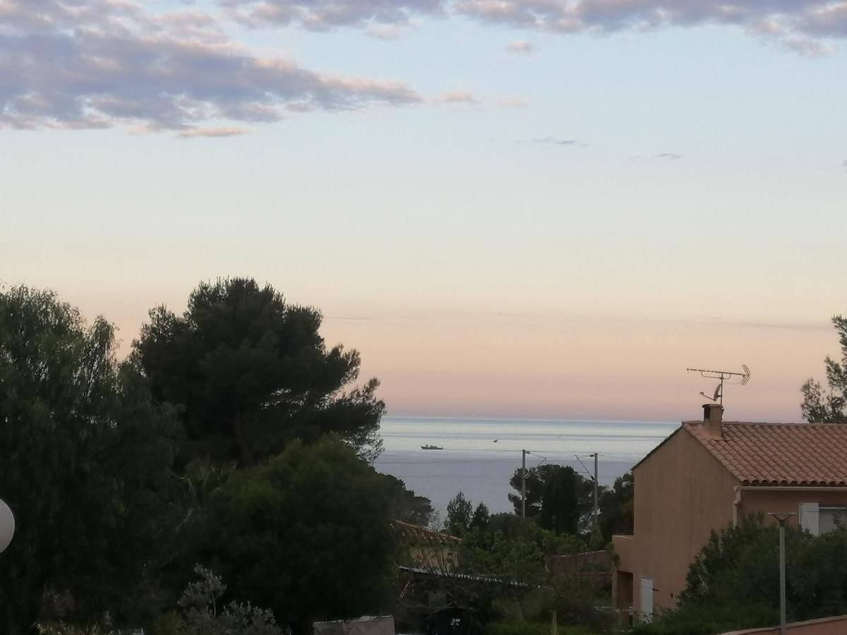 Sanary Les Gorguettes, Studio Avec Terrasse Vue Mer, A 10 Min A Pieds De La Plage Luaran gambar