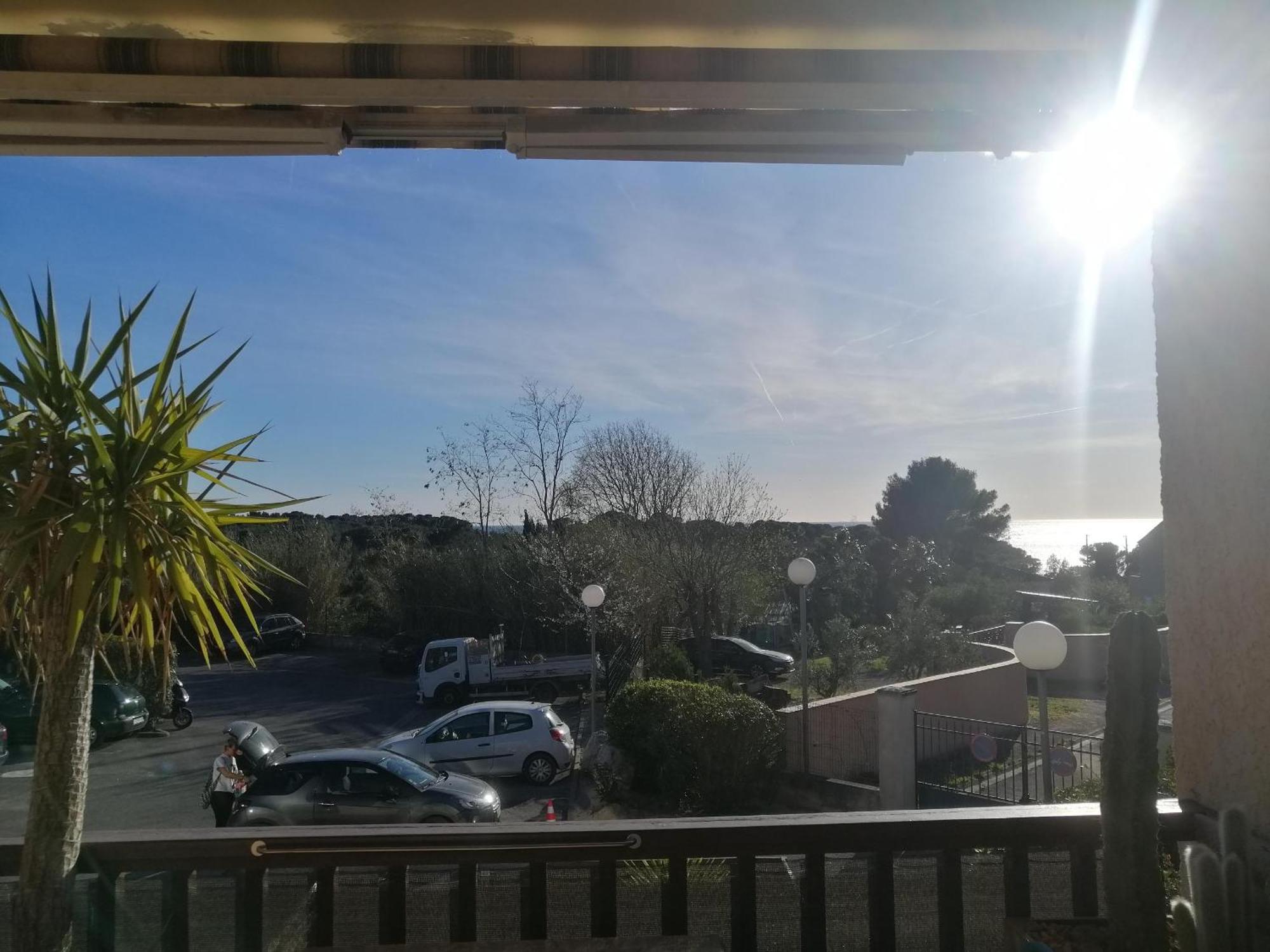 Sanary Les Gorguettes, Studio Avec Terrasse Vue Mer, A 10 Min A Pieds De La Plage Luaran gambar